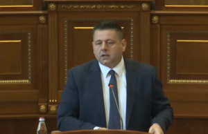 Deputeti Berisha paralajmëron se do ta ftojnë në raportim drejtorin e Policisë deputeti-berisha-paralajmeron-se-do-ta-ftojne-ne-raportim-drejtorin-e-policise