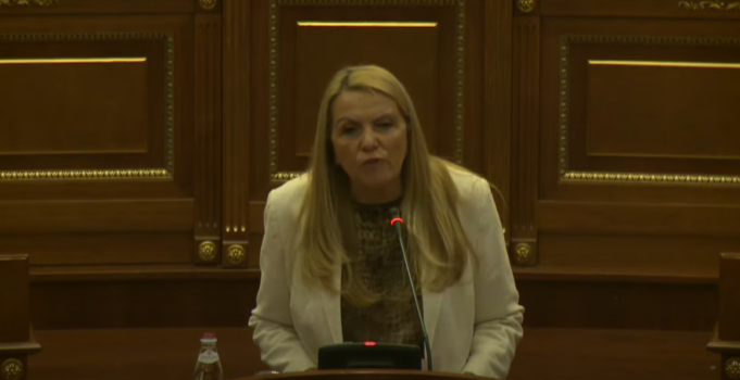 kadrijaj,-vetevendosjes:-s’i-ha-me-kush-foret-tuaja,-jeni-hajna-dhe-do-shkoni-ne-burg