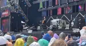 Moment magjik: Ermal Meta këndon ‘Haleluja’ në shi, por më pas del dielli! moment-magjik:-ermal-meta-kendon-‘haleluja’-ne-shi,-por-me-pas-del-dielli!