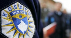 Policia dënon me 400 euro gjobë qytetarin që drejtonte automjetin me fëmijë në prehër policia-denon-me-400-euro-gjobe-qytetarin-qe-drejtonte-automjetin-me-femije-ne-preher