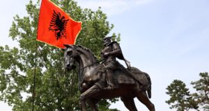 Përurimi i shtatores së Skënderbeut, Haradinaj: Nga sot do i bëjë roje Gjakovës heroike perurimi-i-shtatores-se-skenderbeut,-haradinaj:-nga-sot-do-i-beje-roje-gjakoves-heroike