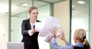 Shenjat që tregojnë se keni një shef të tmerrshëm shenjat-qe-tregojne-se-keni-nje-shef-te-tmerrshem