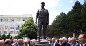 Përurohet shtatorja e Tahir Sinanit në Bajram Curr, Haradinaj: Me heroizmin e tij nderoi jo vetëm Tropojën por mbarë kombin shqiptar perurohet-shtatorja-e-tahir-sinanit-ne-bajram-curr,-haradinaj:-me-heroizmin-e-tij-nderoi-jo-vetem-tropojen-por-mbare-kombin-shqiptar