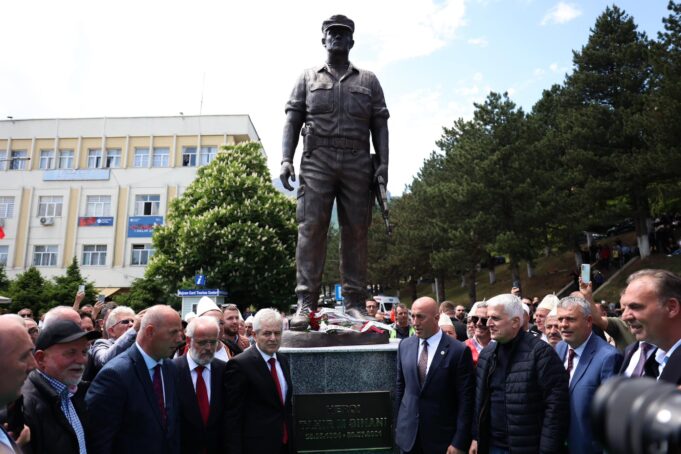 perurohet-shtatorja-e-tahir-sinanit-ne-bajram-curr,-haradinaj:-me-heroizmin-e-tij-nderoi-jo-vetem-tropojen-por-mbare-kombin-shqiptar perurohet-shtatorja-e-tahir-sinanit-ne-bajram-curr,-haradinaj:-me-heroizmin-e-tij-nderoi-jo-vetem-tropojen-por-mbare-kombin-shqiptar