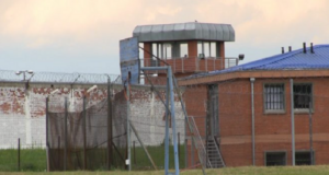 Burgu i Dubravës: Parandalohen dy raste të kontrabandës, tentuan të fusin dy telefona dhe 750 euro burgu-i-dubraves:-parandalohen-dy-raste-te-kontrabandes,-tentuan-te-fusin-dy-telefona-dhe-750-euro