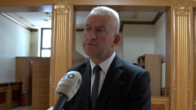 deputeti-i-pdk-akuzon-ministrin-svecla:-ka-ndermarre-veprime-ne-veri-pa-e-pyetur-fare-drejtorin-e-policise