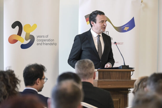 kryeministri-kurti:-zvogelimi-i-barres-administrative,-nje-hap-i-rendesishem-qe-te-gjithe-qytetaret-te-kene-mundesi-te-barabarta-per-te-perfituar-nga-sherbimet-e-qeverise