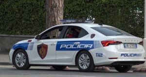 Aksioni policor në Tepelenë zbulon shtëpinë e barit me mbi 230 rrënjë kanabis, shoqërohen 4 persona aksioni-policor-ne-tepelene-zbulon-shtepine-e-barit-me-mbi-230-rrenje-kanabis,-shoqerohen-4-persona