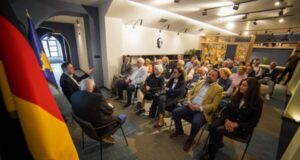 Abdixhiku pret një delegacion 30 anëtarësh të CSU në krye me ish-kryeministrin bavarez, shpalos detaje për takimin abdixhiku-pret-nje-delegacion-30-anetaresh-te-csu-ne-krye-me-ish-kryeministrin-bavarez,-shpalos-detaje-per-takimin