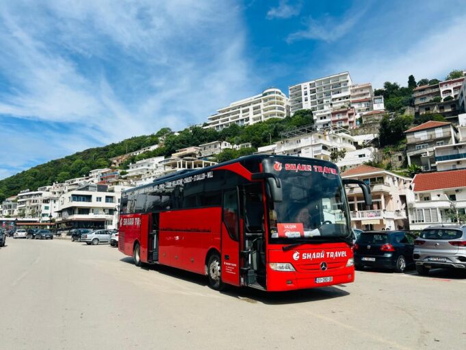 me-grupin-e-radhes-ne-ulqin,-mbi-200-qytetare-po-udhetojne-me-“sharr-travel”