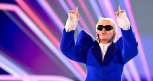 Këngëtari holandez përjashtohet nga Eurovizioni pak orë para finales kengetari-holandez-perjashtohet-nga-eurovizioni-pak-ore-para-finales