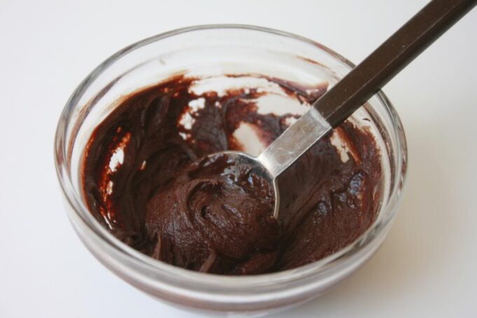 maske-me-kos-dhe-kakao-per-t’u-dhene-shkelqim-flokeve-te-demtuar