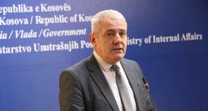 Sveçla viziton policin e plagosur në Klinë svecla-viziton-policin-e-plagosur-ne-kline