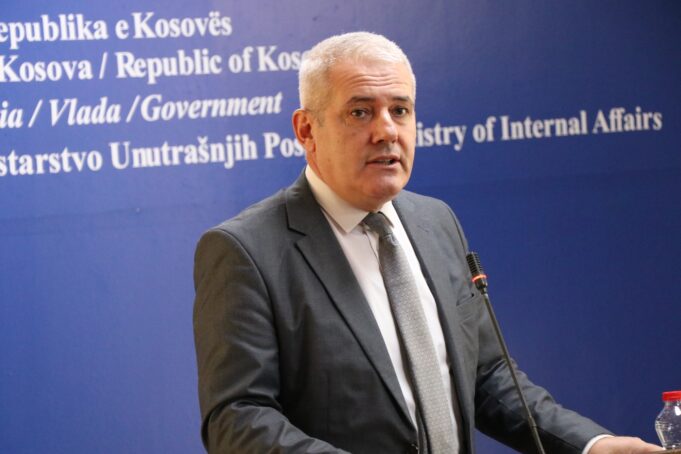 svecla-viziton-policin-e-plagosur-ne-kline