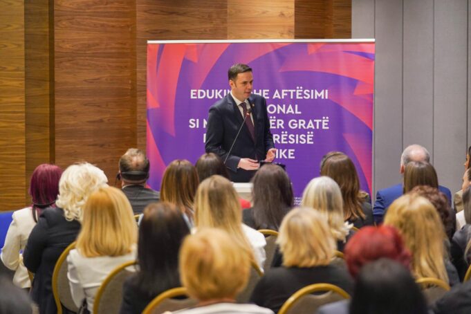 abdixhiku-kritikon-kurtin:-nuk-eshte-patriotizem-me-te-ike-50-mije-njerez-nga-kosova