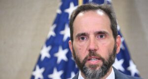 Hetimi ndaj Trumpit | Johnson: Do ta mbajmë përgjegjës Smithin për abuzimet hetimi-ndaj-trumpit-|-johnson:-do-ta-mbajme-pergjegjes-smithin-per-abuzimet