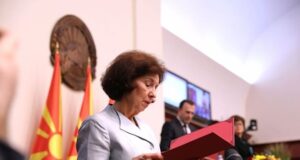 Greqia përgjigjet ashpër pas betimit të Davkovës si Presidente e “Maqedonisë”: Kursi evropian varet nga Prespa, respektoni marrëveshjen greqia-pergjigjet-ashper-pas-betimit-te-davkoves-si-presidente-e-“maqedonise”:-kursi-evropian-varet-nga-prespa,-respektoni-marreveshjen