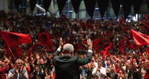 Shqiptarët e Greqisë presin Edi Ramën shqiptaret-e-greqise-presin-edi-ramen