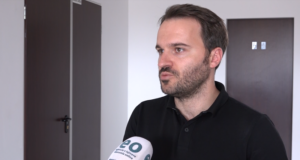 Kurti po e ngreh vallen e Memli po e sillë mindilin kurti-po-e-ngreh-vallen-e-memli-po-e-sille-mindilin