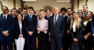 Von der Leyen injoron të djathtën në Itali, takohet me Tajanin ndërsa eviton Melonin von-der-leyen-injoron-te-djathten-ne-itali,-takohet-me-tajanin-ndersa-eviton-melonin