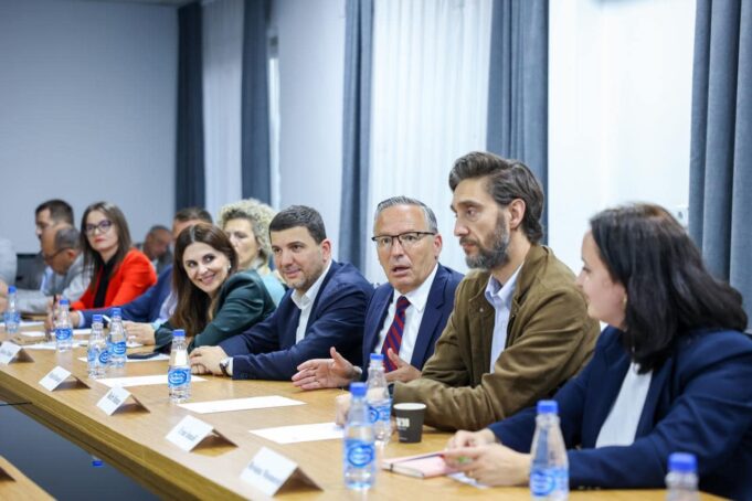 takimi-kurti-–-krasniqi,-hamza:-s’duhet-te-shihet-si-dicka-e-jashtezakonshme