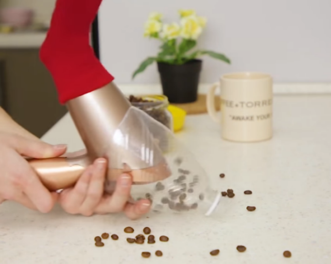 mos-i-hidhni-shishet-e-plastikes,-riperdorni-ato-ne-menyre-kreative