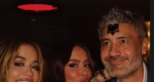 Dafina Zeqiri publikon një foto me Rita Orën dhe Taika Waititi, ky i fundit me shqiponjë në ballë dafina-zeqiri-publikon-nje-foto-me-rita-oren-dhe-taika-waititi,-ky-i-fundit-me-shqiponje-ne-balle