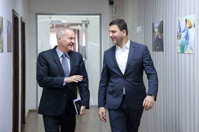 memli-krasniqi-flet-mbi-zhvillimet-politike-edhe-me-ambasadorin-italian-ne-kosove