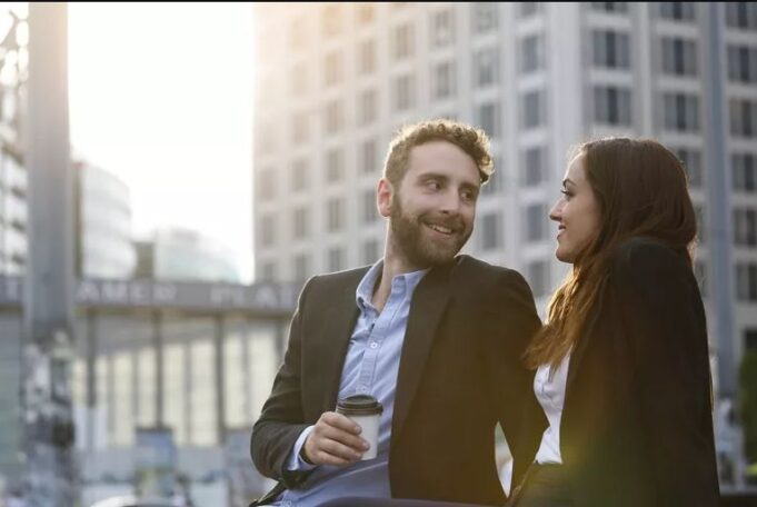 prekjet-dhe-shikimet-jane-shenjat-e-para-qe-tregojne-dashurine-e-tij