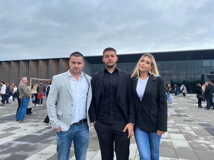 genc-prelvukaj-poston-foto-nga-matura-e-te-birit,-nuk-mungon-as-eni