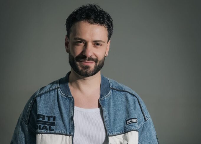 kengetari-egzon-pireci-publikon-kengen-e-re