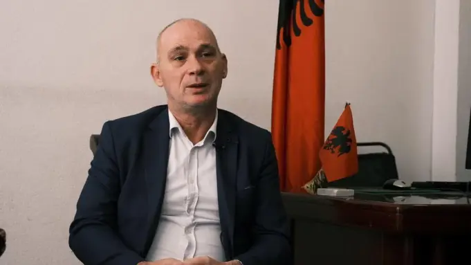 humolli:-duhet-te-shkarkohet-qeveria