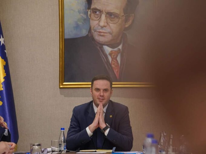 abdixhiku:-familja-e-kurtit-jeton-ne-be,-por-popullin-e-kosoves-e-ka-izoluar