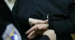 Prangoset i dyshuari për veprat “Kanosje, posedim i narkotikëve dhe armëmbajtje pa leje” prangoset-i-dyshuari-per-veprat-“kanosje,-posedim-i-narkotikeve-dhe-armembajtje-pa-leje”