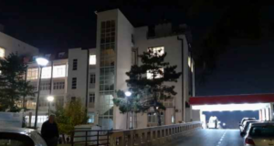 Mjeku tregon gjendjen e tre të plagosurve në Pejë: Babai me dy djemë janë të plagosur me armë zjarri, njëri në gjendje të rëndë mjeku-tregon-gjendjen-e-tre-te-plagosurve-ne-peje:-babai-me-dy-djeme-jane-te-plagosur-me-arme-zjarri,-njeri-ne-gjendje-te-rende