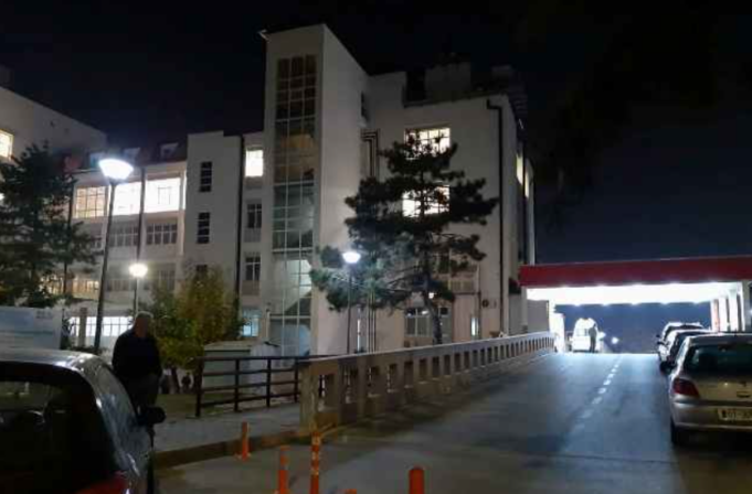 mjeku-tregon-gjendjen-e-tre-te-plagosurve-ne-peje:-babai-me-dy-djeme-jane-te-plagosur-me-arme-zjarri,-njeri-ne-gjendje-te-rende