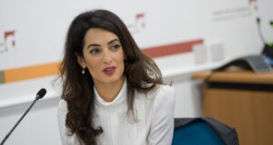 Gruaja e George Clooney, njëra ndër ekspertet ligjore që rekomandoi urdhërarrestin për Netanyahun gruaja-e-george-clooney,-njera-nder-ekspertet-ligjore-qe-rekomandoi-urdherarrestin-per-netanyahun