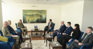 Kurti e Sveçla takojnë komandantin e KFOR-it, flasin për situatën e sigurisë kurti-e-svecla-takojne-komandantin-e-kfor-it,-flasin-per-situaten-e-sigurise