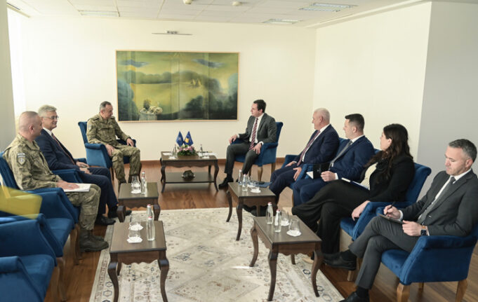 kurti-e-svecla-takojne-komandantin-e-kfor-it,-flasin-per-situaten-e-sigurise