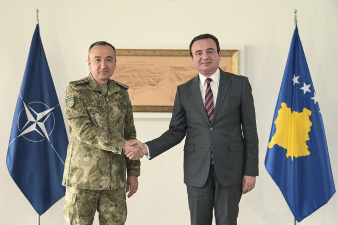 komandanti-i-kfor-it-kerkon-nga-kurti-e-svecla-qe-te-shmangen-veprimet-e-njeanshme