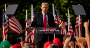 Trump josh njujorkezët hezitues në mitingun e Bronx-it trump-josh-njujorkezet-hezitues-ne-mitingun-e-bronx-it