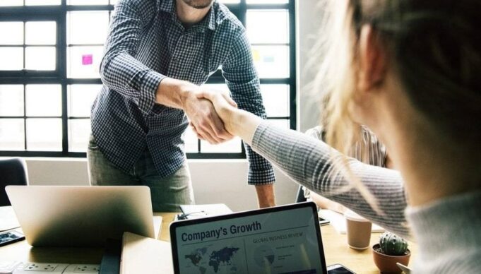 ndihmoni-njerezit,-para-se-te-kerkoni-nje-favor