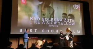 “Si e verdhë e sëmurë” nga Kosova me fusnotë, merr çmim në Beograd “si-e-verdhe-e-semure”-nga-kosova-me-fusnote,-merr-cmim-ne-beograd