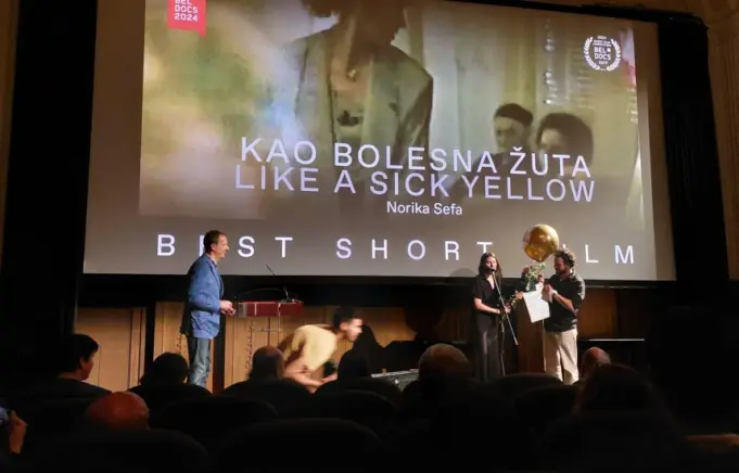 “si-e-verdhe-e-semure”-nga-kosova-me-fusnote,-merr-cmim-ne-beograd