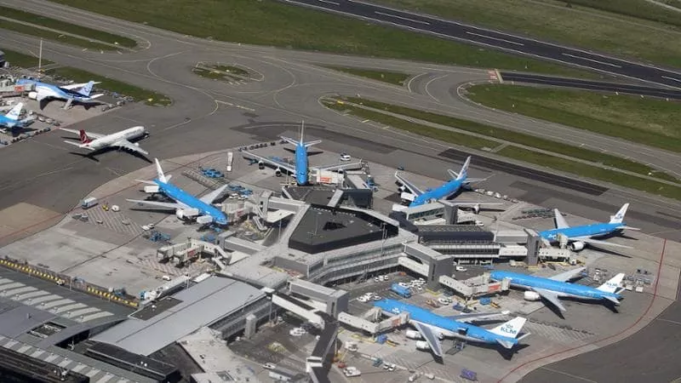 amsterdam,-nje-i-vdekur-pas-renies-ne-motorin-e-avionit