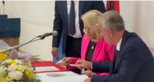 Shkurte Fejza nderohet me titullin “Qytetare Nderi” e Komunës së Suharekës shkurte-fejza-nderohet-me-titullin-“qytetare-nderi”-e-komunes-se-suharekes