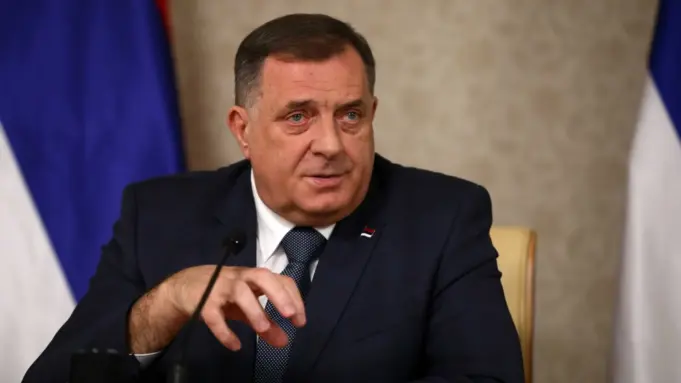 dodik-me-nje-cmenduri-te-re:-ne-srebrenice-nuk-u-vra-askush,-do-t’ia-ndryshojme-emrin-qytetit