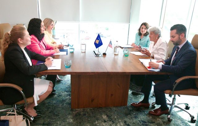 Osmani takohet me nënsekretaren amerikane për Tregti Ndërkombëtare, flasin për siguri, ekonomi e mbështetje për Ukrainën osmani-takohet-me-nensekretaren-amerikane-per-tregti-nderkombetare,-flasin-per-siguri,-ekonomi-e-mbeshtetje-per-ukrainen