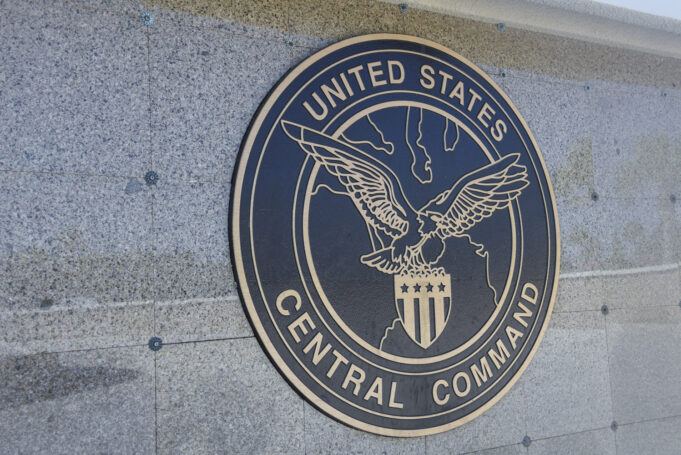 forcat-amerikane-parandalojne-sulmin-me-raketa-qe-synonin-nje-anije-luftarake-ne-detin-e-kuq