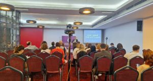 Hennessey: Të gjithë kanë të drejtë të jetojnë pa frikë, edhe anëtarët e LGBTI+ në Kosovë hennessey:-te-gjithe-kane-te-drejte-te-jetojne-pa-frike,-edhe-anetaret-e-lgbti+-ne-kosove